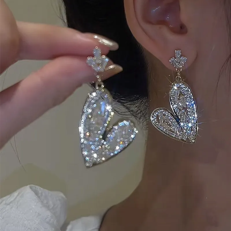 stud Big Heart Drop Earrings Fashion الأنيقة التدلية الكريستالية الحرك العصرية العصرية ديكور الأذن الحفلات حفل الزفاف مجوهرات EH029 230710