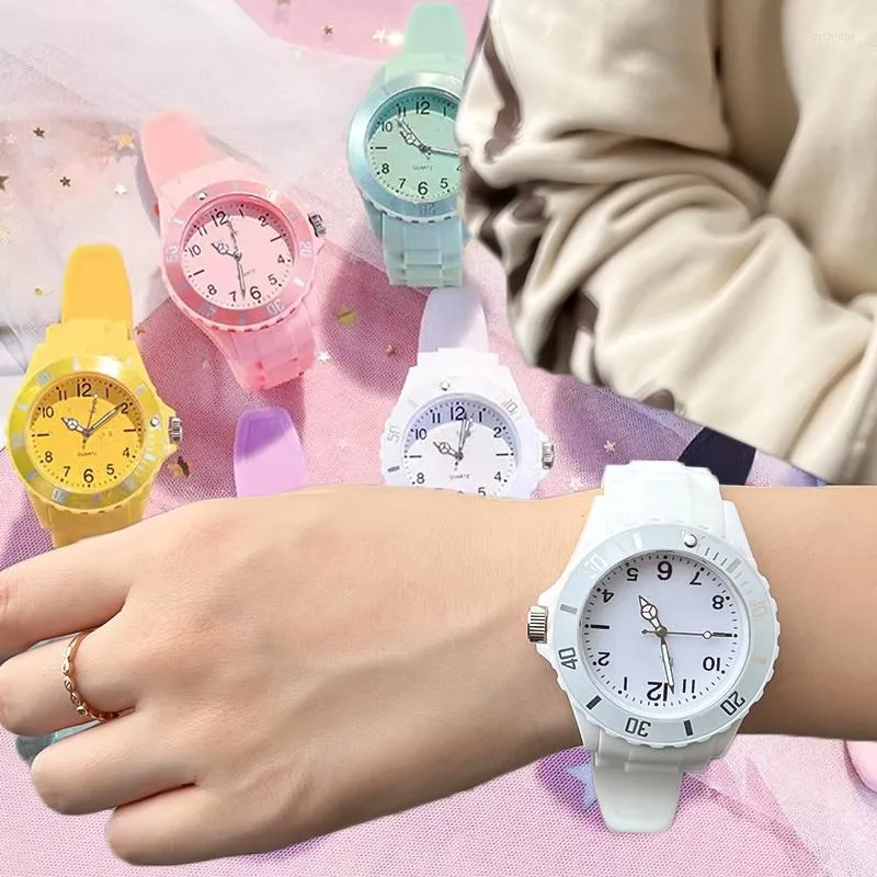 腕時計 2023 ファッション女性の腕時計シリコーンストラップクォーツ腕時計女性レロジオ Feminino Zegarki