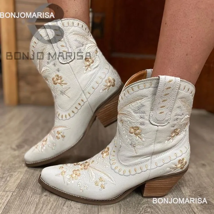 Buty BONJOMARISA haftowane zachodnie buty dla kobiet botki kowbojskie kowbojki kwiat wydruku Fashiin Chunke obcas buty wsuwane 230711