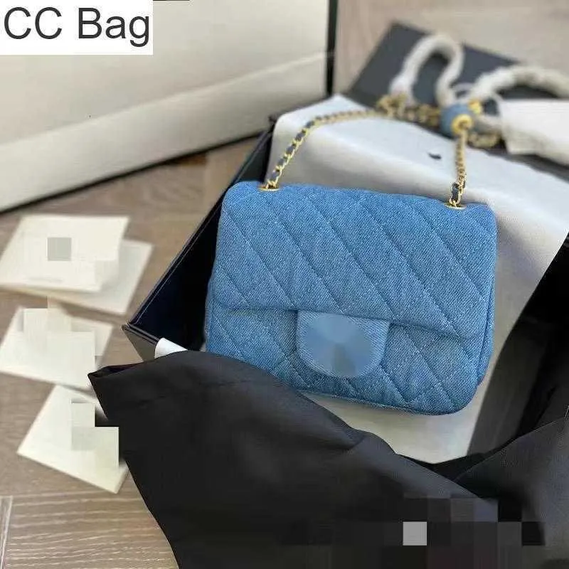 Bolsa CC Sacolas de compras 17cm Feminina Aba de luxo Mini Cor sólida Crossbody Bolsas de grife denim azul Ouro-tom Metal ajustador Corrente Diamante Bolsa de ombro acolchoada