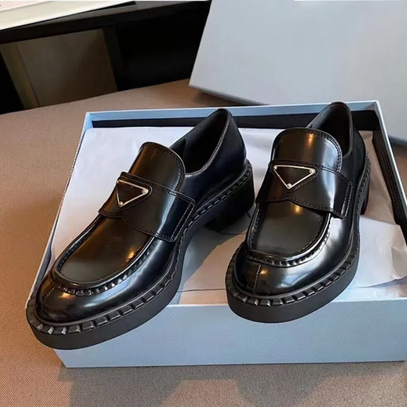 P Leren schoenen Loafers voor dames Instappers Dikke bodem Verhoogde metalen driehoek Logo Luxe Designer Lakleer Glanzend Mode All-match Gratis verzending