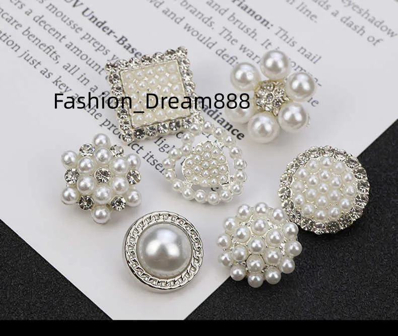 New Pearl Korean Version Small Fragrance Hand-Ed Round Drill Button Women's Brooch Decorative Accessories