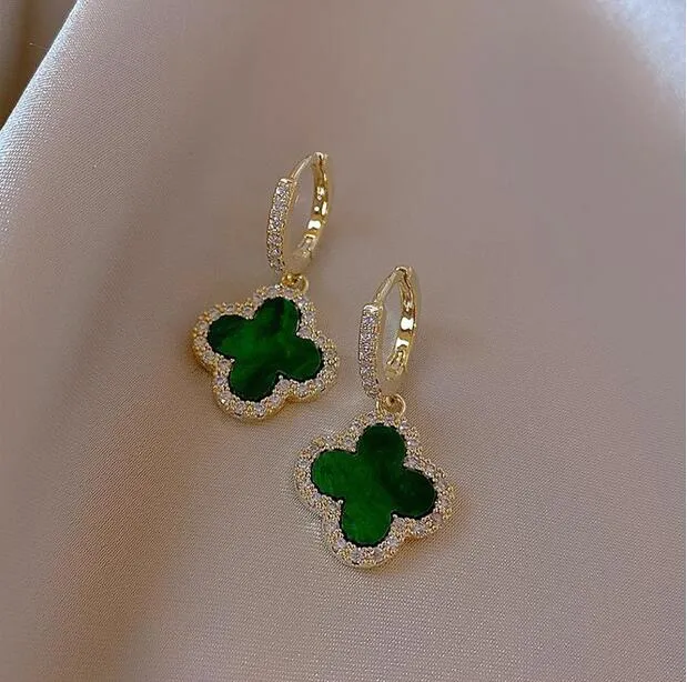 2024 Boucles d'oreilles de créateur Boucle d'oreille trèfle à quatre feuilles pour femmes Senior Classique Petites boucles d'oreilles vent parfumées Nouvelle boucle d'oreille trèfle 18 carats Or Lumière Luxe Flash Boucle d'oreille