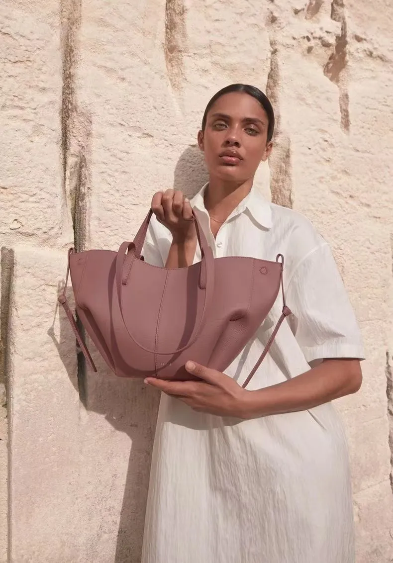 Designer francese Mezzaluna Borsa Parigi Borsa a tracolla in pelle di vitello liscia testurizzata pieno fiore Borsa da ascella da donna Borsa a tracolla Hobo Borsa a spalla mini color cammello cognac