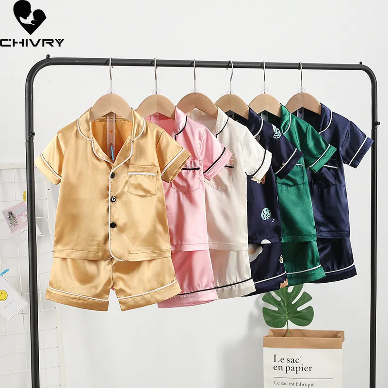 Pijamas Niños Niños Niñas Conjuntos de pijama sedoso Dibujos animados Manga corta Camisa con solapa Tops con pantalones cortos Bebé Primavera Verano Ropa de dormir 230710