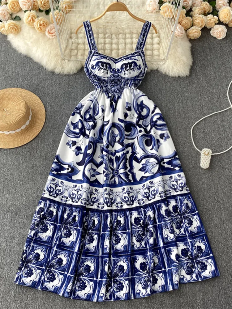 Grundläggande avslappnade klänningar Runway Summer Semester Maxi Dress Womens Spaghetti Shoulder Strap V-Neck Backless Blue and White Tile Printing Length Vestido 230710