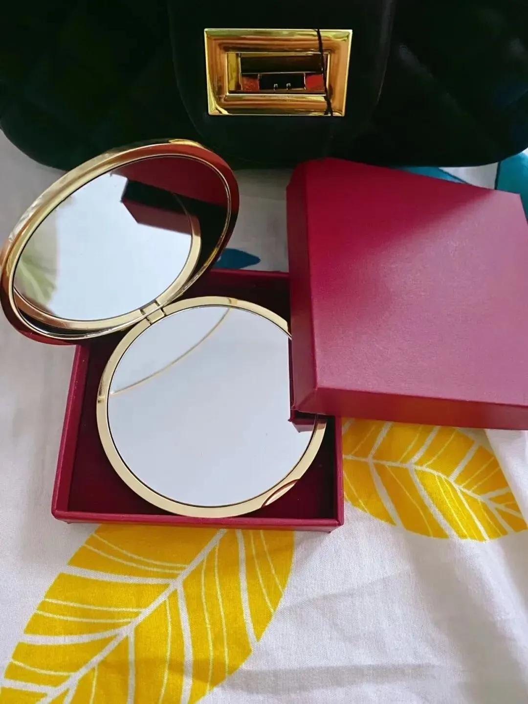 Specchio da trucco da viaggio in oro di lusso Specchio da toeletta tascabile in metallo compatto in acciaio inossidabile Specchio pieghevole portatile da donna su 2 lati