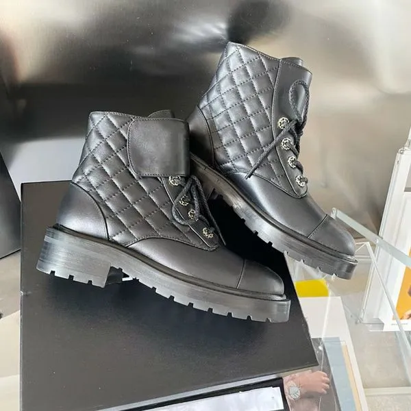 DHgate Quilted Leather Ankle Boots for Women Flat Designer Biker Boots with Platform Low Heel Shoes Accessories