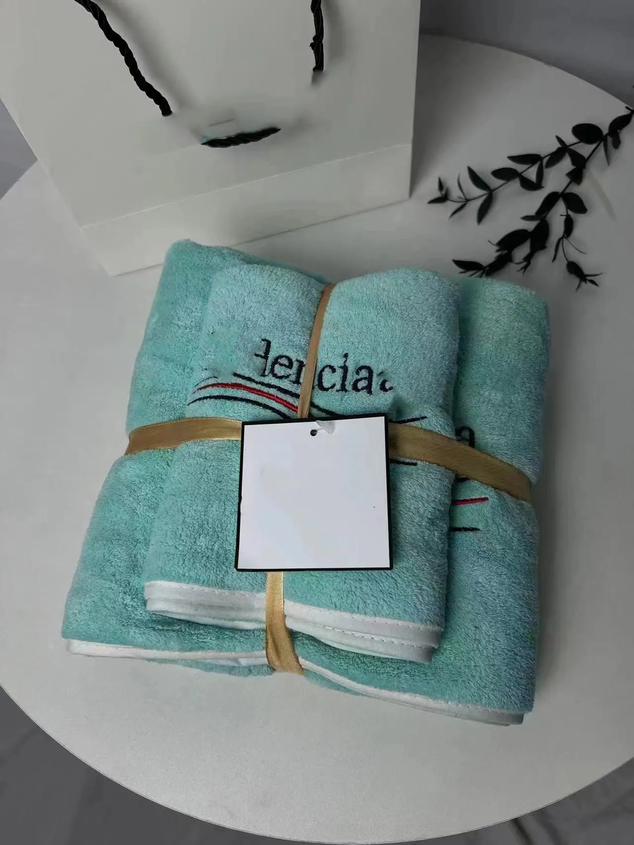 New Fashion Brand Coral Fleece Bath Towels Embroidery Couple Home Solid Color Quick Drying Towel Two Piece Super Absorbent Beach Towel From 22 36 DHgate