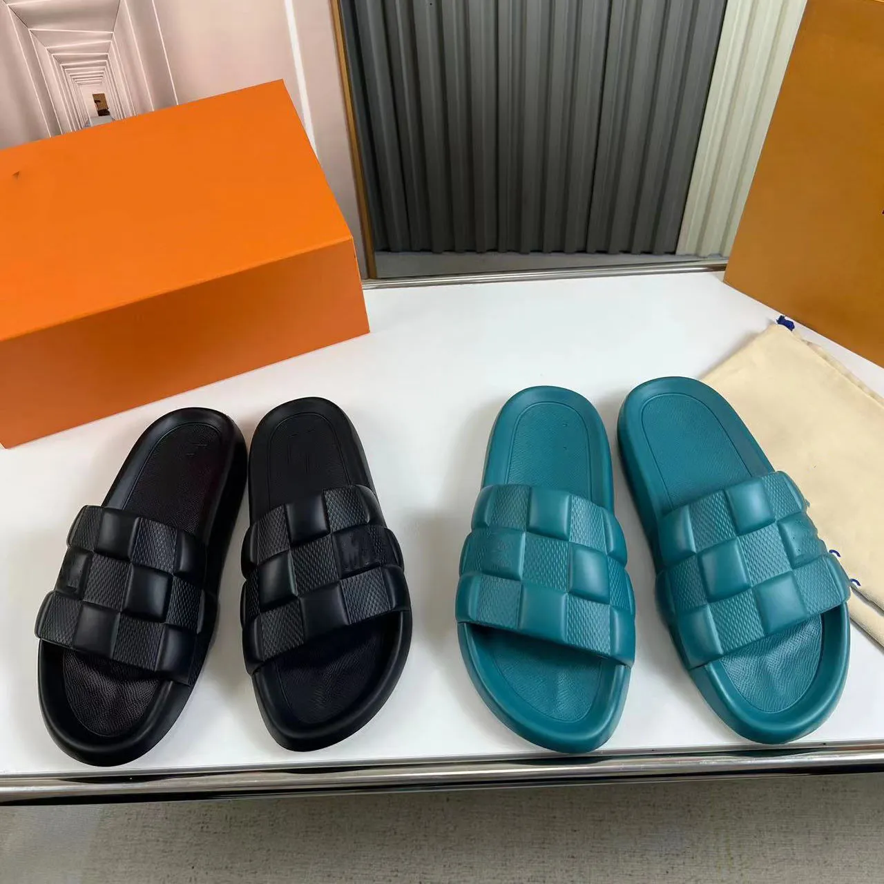 Waterfront Pool Slide Mule Herren Slipper Designer-Sandale Maxi Damier Gummi-Slipper Designer Luxus Komfort leicht flexible Gummi-Außensohle Übergröße 02