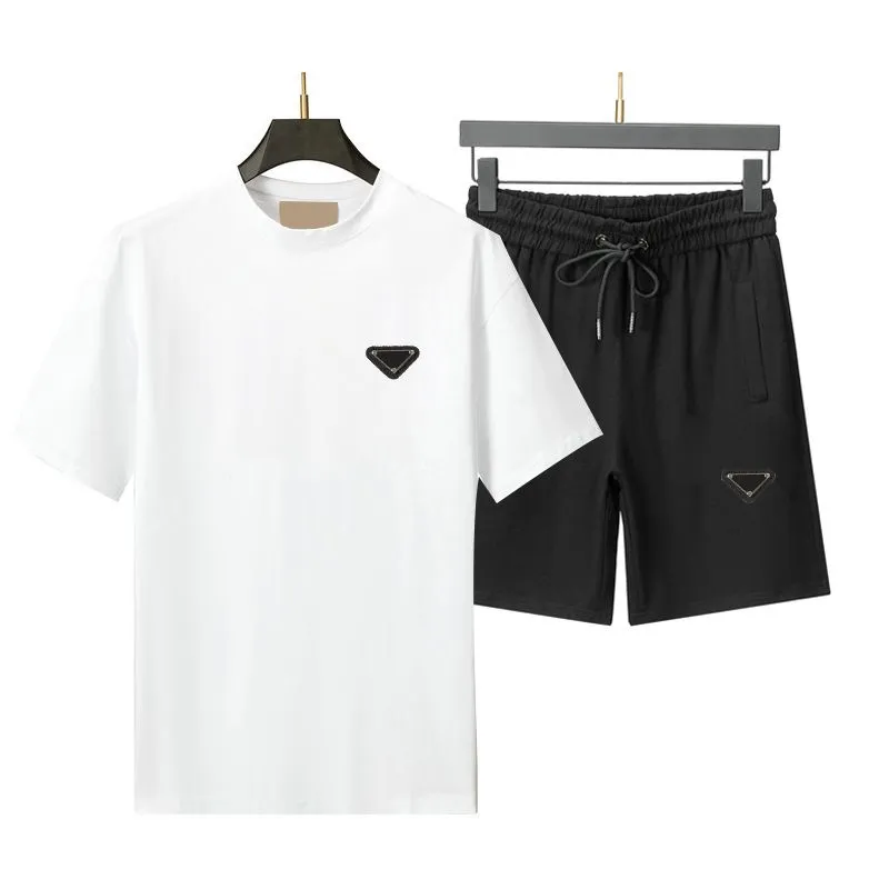 Tuta da uomo Designer T Shirt Pantaloncini Due pezzi Set Nero Bianco Casual Jogger Abbigliamento sportivo Estate Maglie Pantaloni sportivi T-shirt Taglie europee e americane