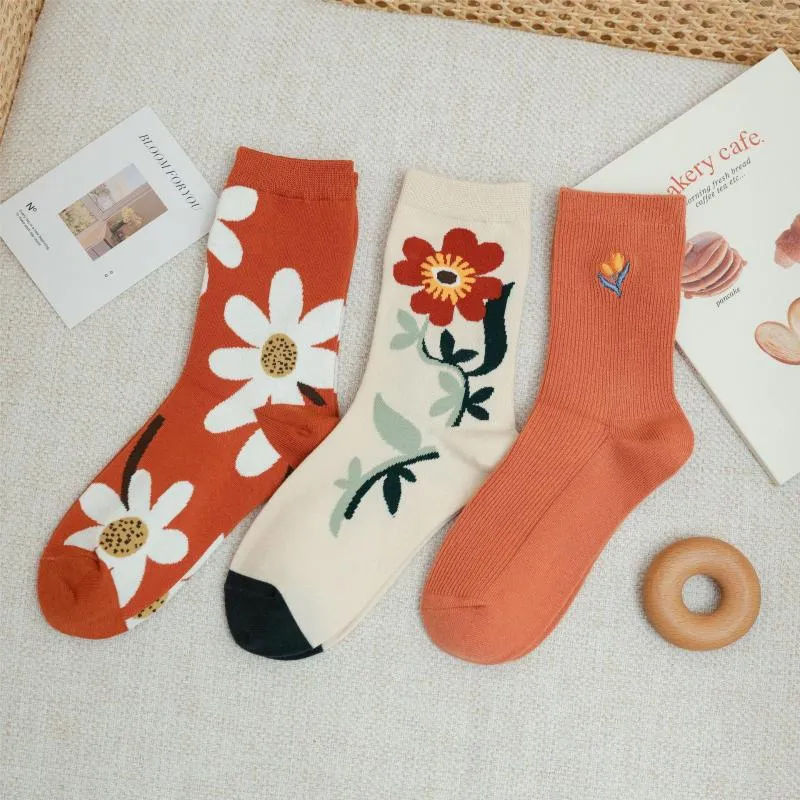 Calcetines de mujer Otoño e invierno Retro Blanco Naranja Algodón Patrón de flores simple Moda Lindo