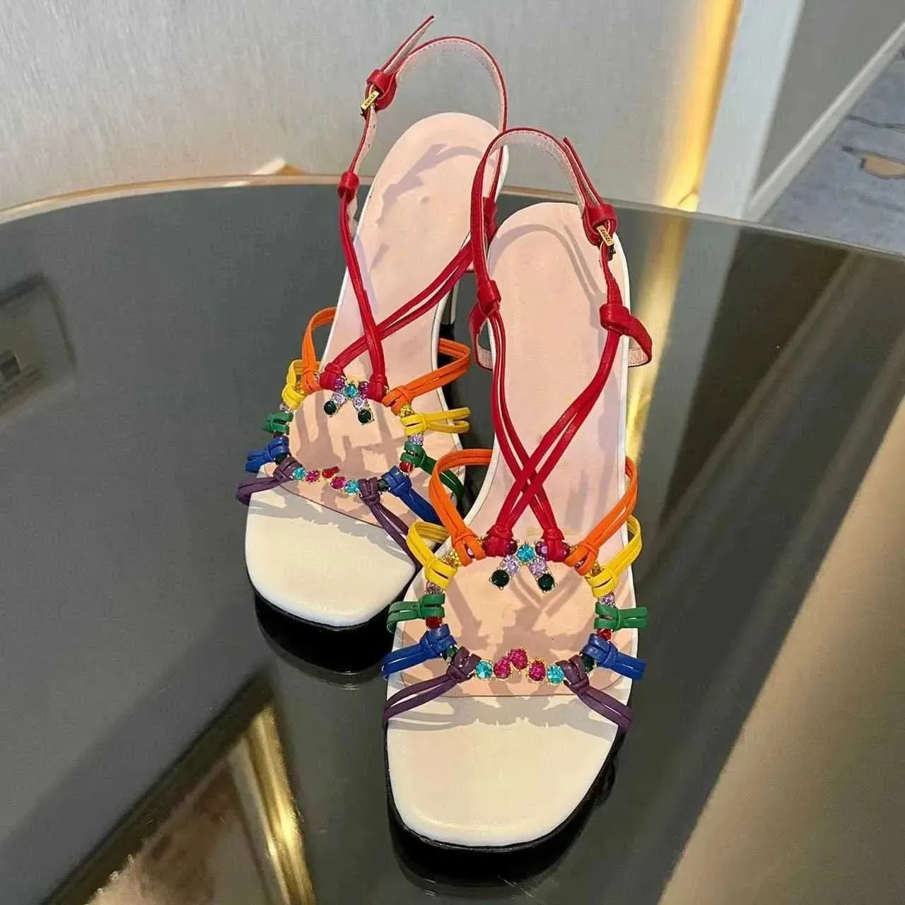 2023 kobiety zablokuj IT sandały luksusowe wysokie obcasy metalowe laminowane skórzane sandały na średnim obcasie zamszowe designerskie sandały letnie buty ślubne na plażę 35-41