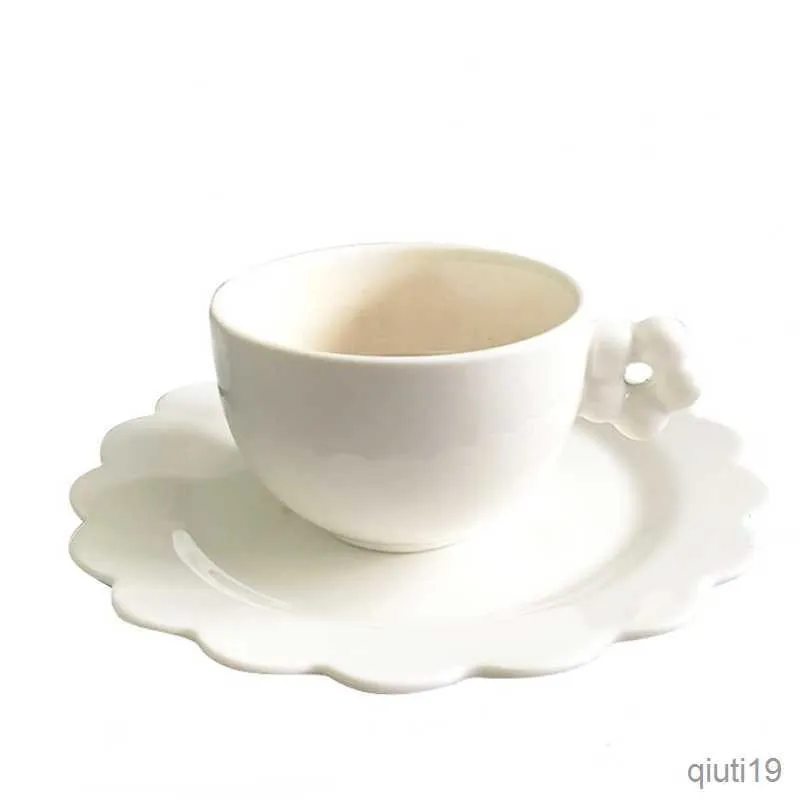 Mokken Keramische Kop met Schotel Mok Set Koffiemokken Schotel Creatieve Eenvoudige Koffiekop Bloemblaadje Handvat Thuis Afternoon Tea Mokken Thee Cup Set R230712