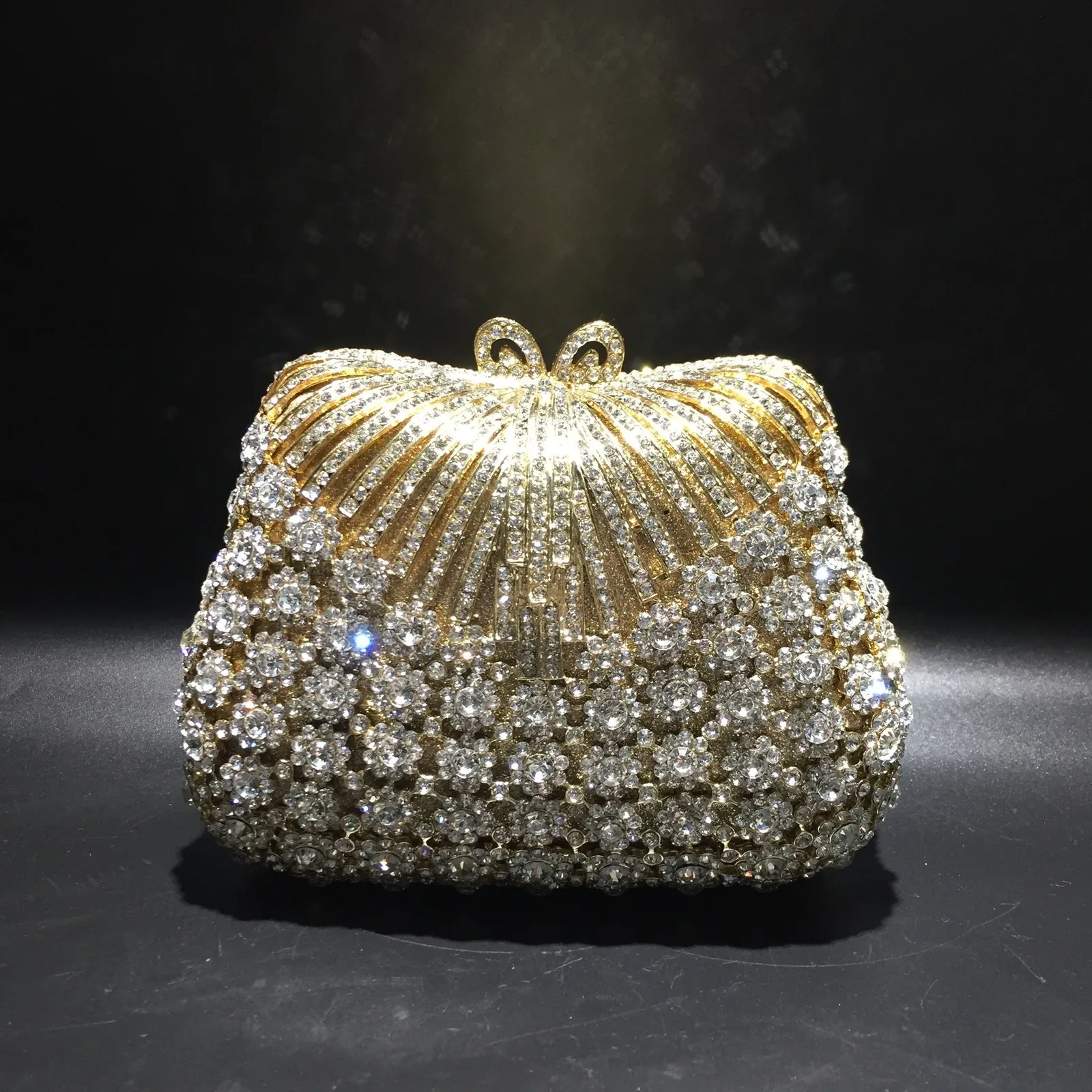 Bolsa de noite Cor de ouro Clutch Bolsas de flor Bolsa de cristal Pedras Clutches de metal Pequena Minaudiere Bolsa de casamento 230711