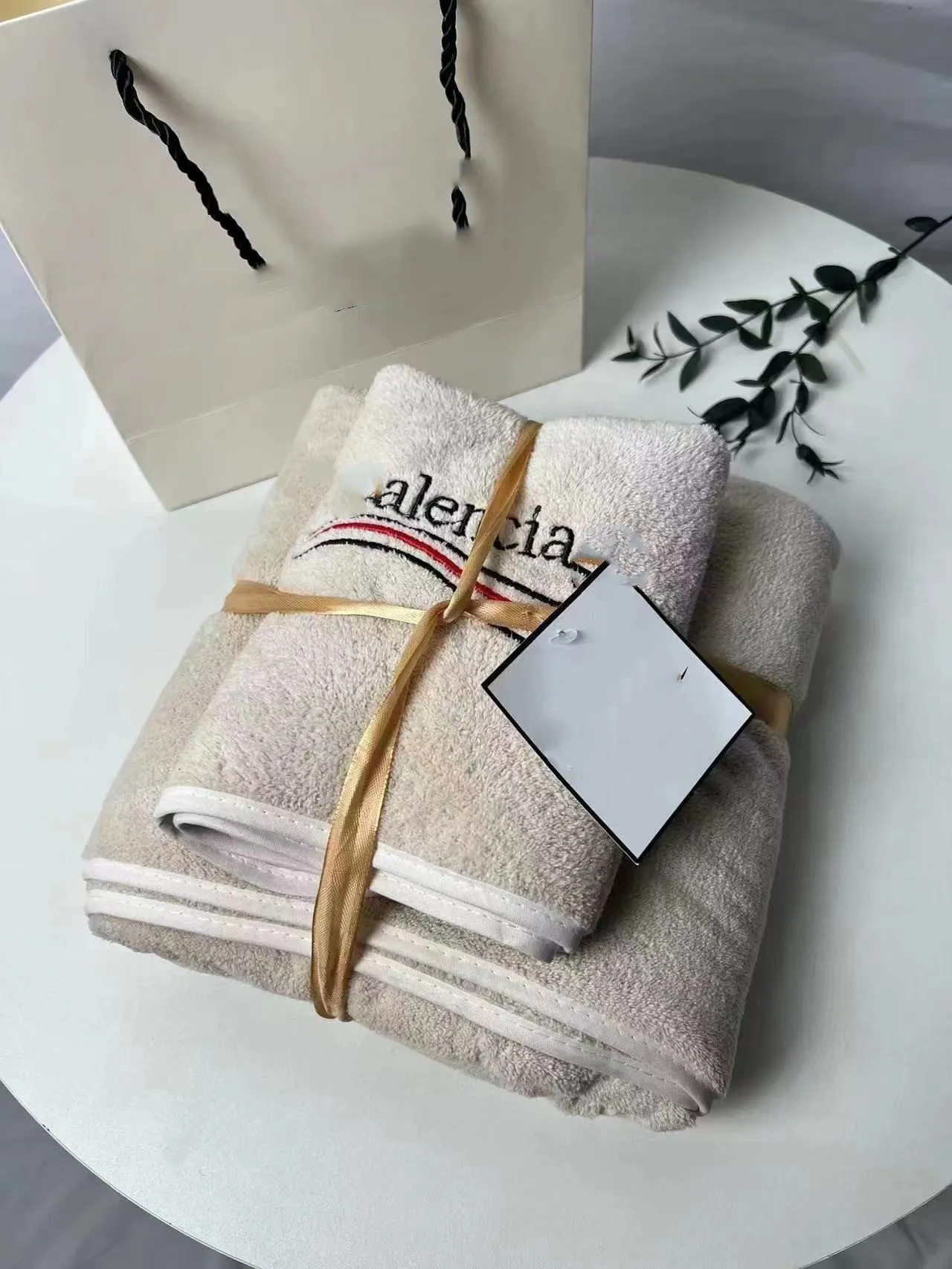 New Fashion Brand Coral Fleece Bath Towels Embroidery Couple Home Solid Color Quick Drying Towel Two Piece Super Absorbent Beach Towel From 22 36 DHgate