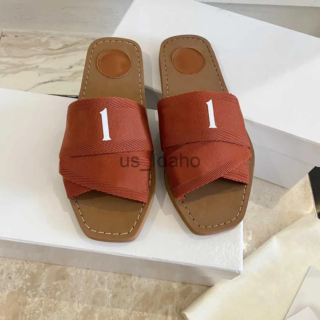 Hausschuhe, Hausschuhe, Designer-Damen-Slider, Sandalen, holzige, flache Pantoletten. Die Maisons-O-Signatur ziert die Innensohle. Das einfache Slip-on-Design macht diesen FL J230712