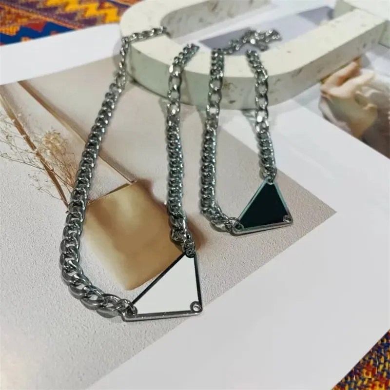 Herrkvinnor Fashion Luxury Designer Halsbandskedja Fashion Jewelry Black White P Triangle Pendant Design Party Silver Hip Hop Punk 925