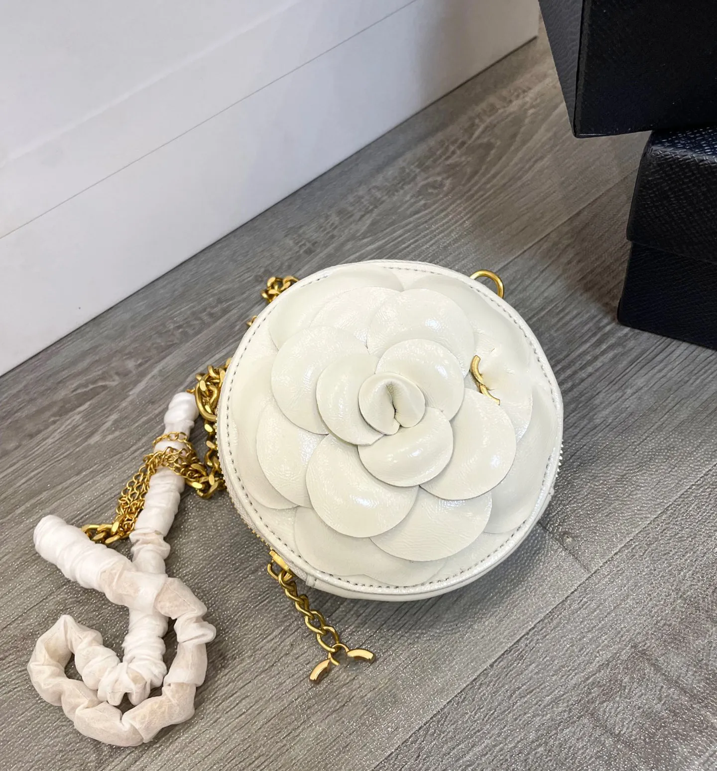 lyxiga myntväskor vit handväska designer crossbody-väska axelväska 3D hantverk Camellia blomform Kedjeväska i äkta läder 12*12cm