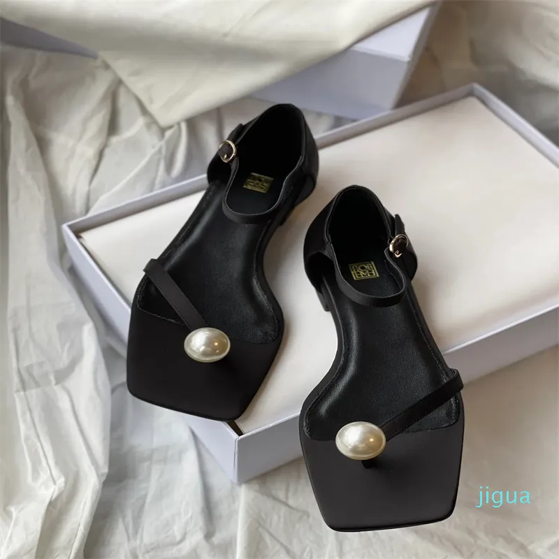 Женские туфли Жемчужные квартиры Черные плоские сандалии, акцентированные с элегантной искусственной жемчужиной на носке, атлас и кожа
