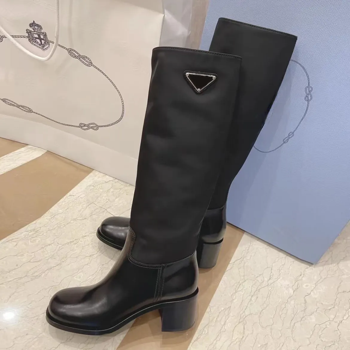 Stivali da donna Triangolo con pannelli Al ginocchio Tacco grosso e largo Suola in pelle Stivale da equitazione alto Designer da donna Fabbrica di scarpe di moda di alta qualità Stivale in pelle al 100%