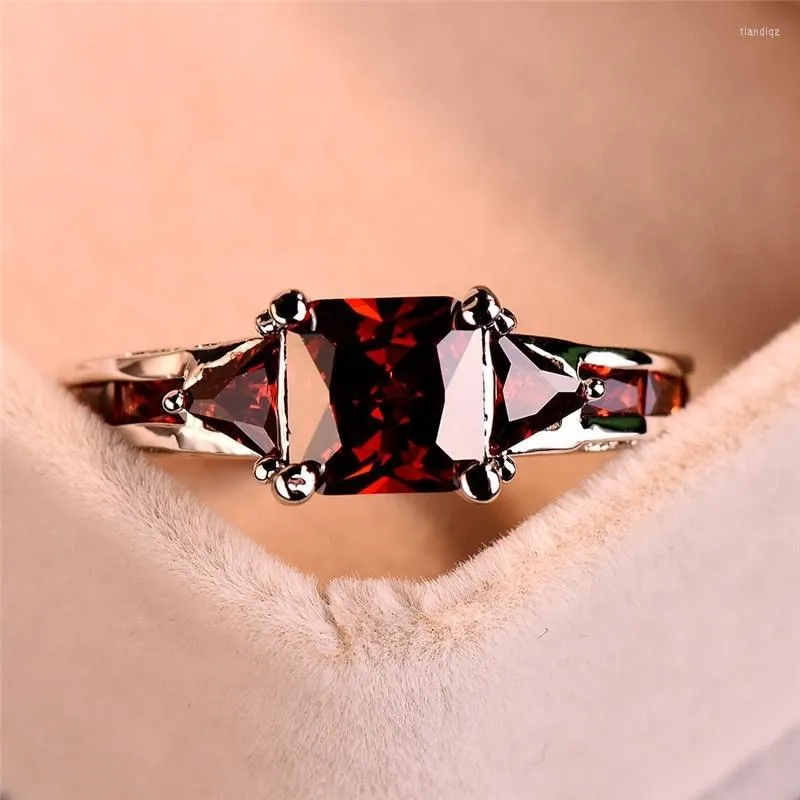 Anillos De Boda Princesa Corte Cuadrado Piedra Roja Compromiso Para Mujer Joyeria Regalo Exquisito Anillo De Color Plata De Moda De 10 65 DHgate
