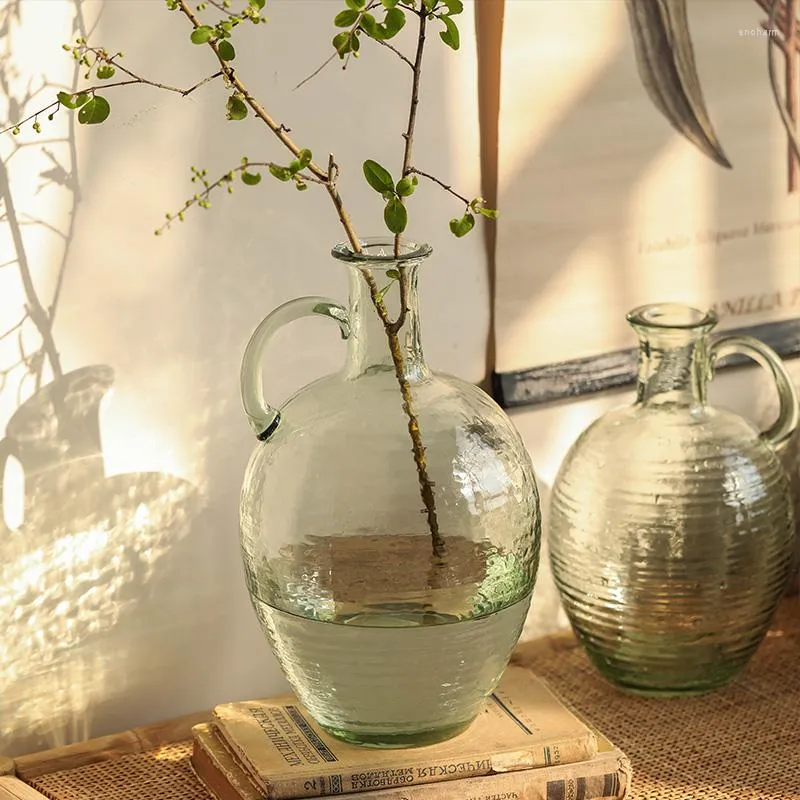 Vasen, schmaler Mund, transparente Glasvase, Glocke, getrunkenes Holz, Blumenarrangement im Wohnzimmer und Esstisch