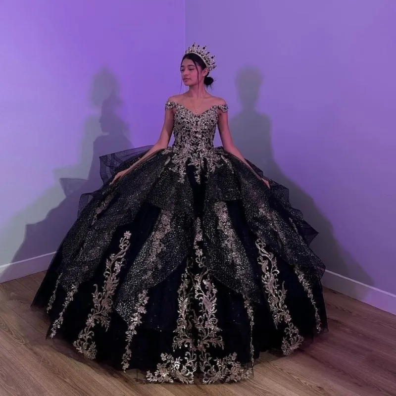 검은 빛나는 Quinceanera 드레스 연인 볼 가운 공주 생일 가운 골드 아플리크 레이스 생일 스위트 16 vestidos de 15