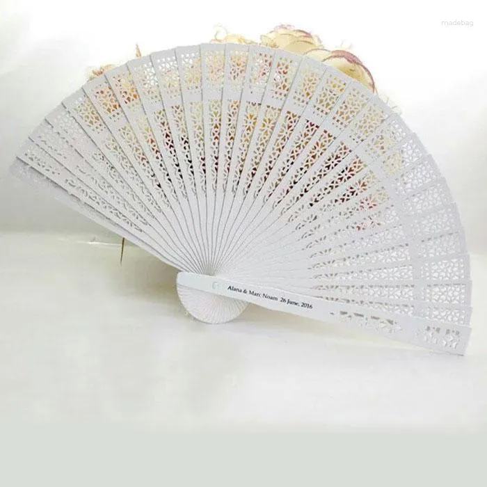 Party Favor 100st Sandalwood White Wedding Fan gynnar Personlig vikbar hand med brudgummen Namn Datum