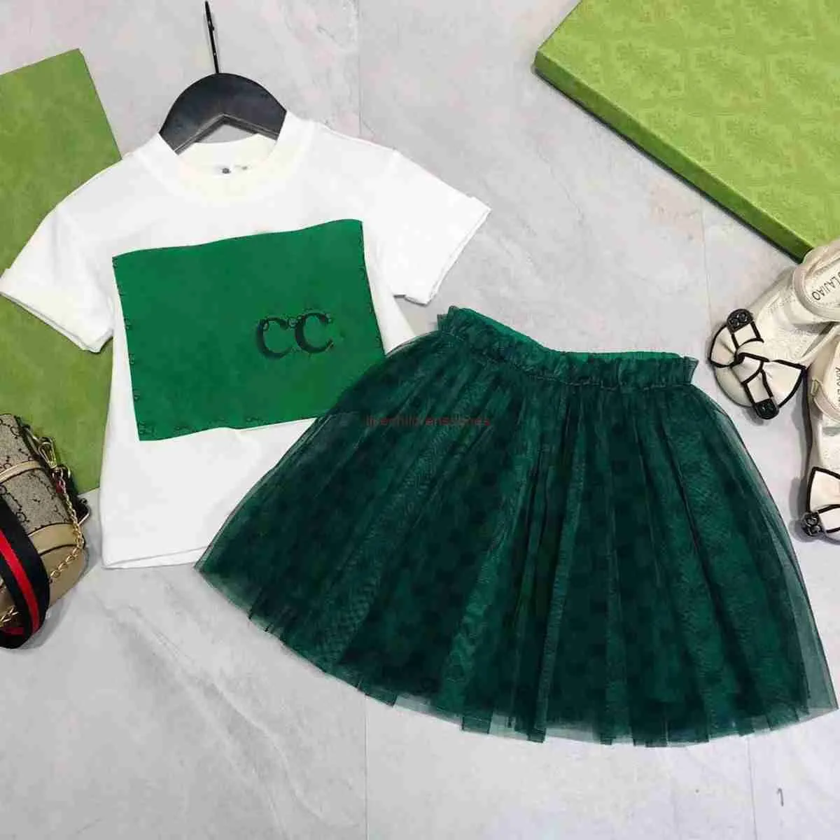 T-shirt per bambini di design di lusso con gonna a velo moda marchio di moda britannico tesori estivi per bambini e gonna con cappuccio firmata in due pezzi di cotone per ragazze