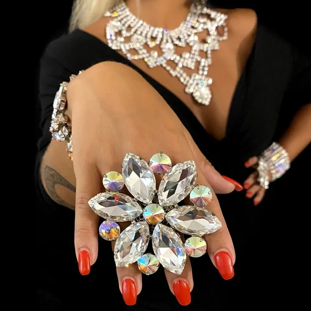 Alianças de casamento luxuosas com cristais de grandes dimensões flor anel de dedo aberto decoração para mulheres geométricas grandes pedras preciosas ajustáveis anéis grandes 230712