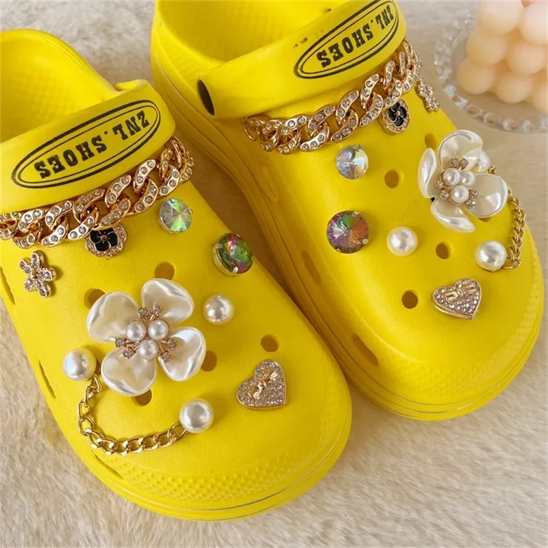 Pièces de chaussures Accessoires 1 ensemble de chaussures luxueuses en perles brillantes avec fermoirs décoratifs accessoires de charme designer DIY chaîne de chaussures Jibz fille cadeau 230713