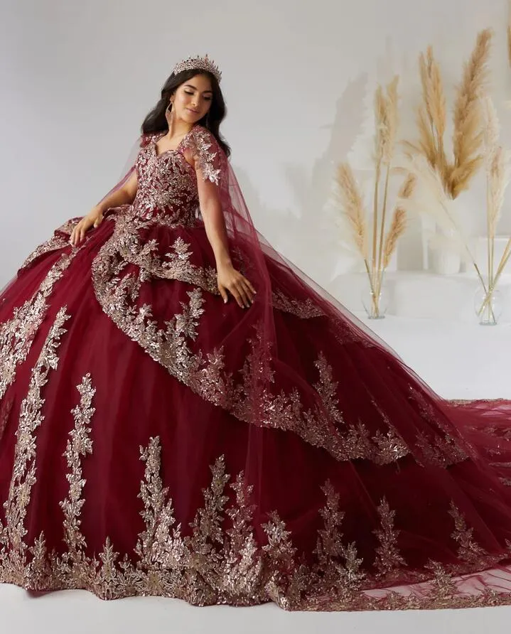 Vestidos de quinceañera de princesa burdeos y dorados con apliques de encaje metálico de capa larga Prom Sweet 15 vestido xv anos rojo