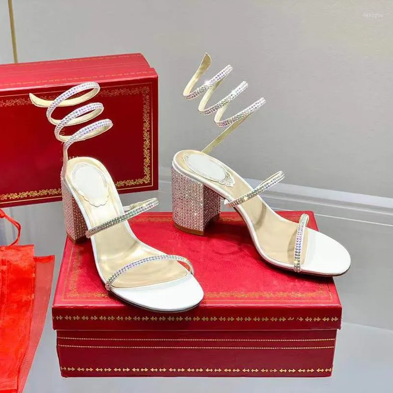 Terlik kristaller süslemeli tıknaz topuklar sandallar rhinestone beyaz akşam ayakkabıları kadınlar yüksek topuklu 7.5cm lüks tasarımcılar sarma ayakkabı