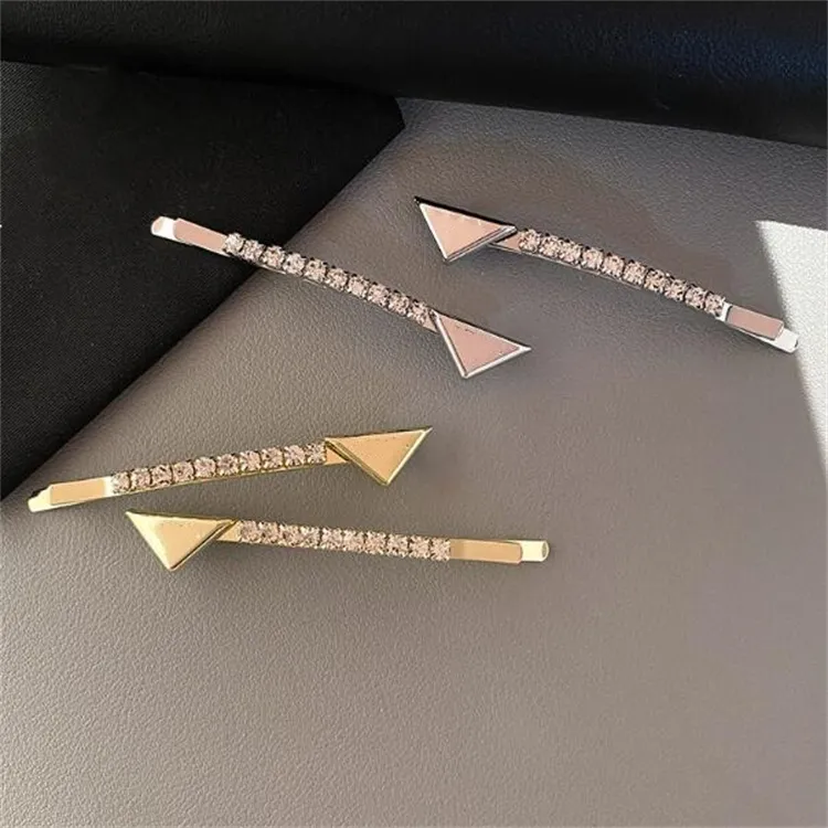 Moda bling rhinestone saç klips tasarımcısı kız metal üçgen mektup barrettes kadın saç tokası lüks saç aksesuarları