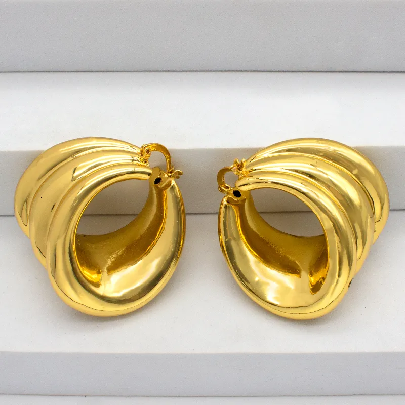 Stud Clip Earrings Oregelbundna kvinnors bågeörhängen 24K Guldpläterade smycken Tillbehör Trend Produktuttalande Uppsättning av örhängen 230712