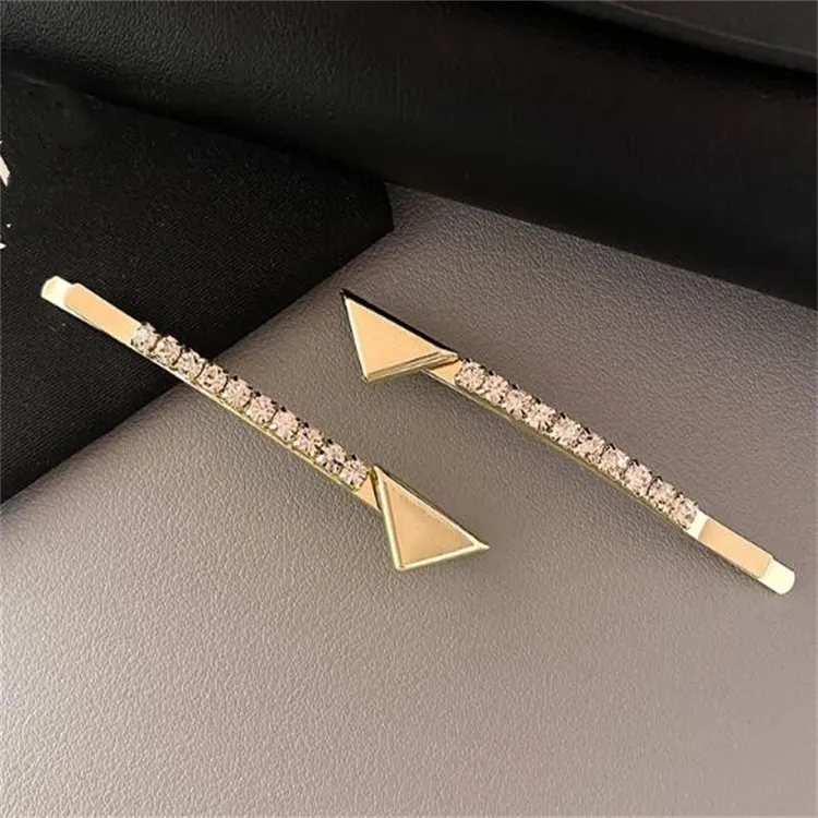 Pinza de pelo de diamantes de imitación ostentosa, pasadores de Metal de diseñador para mujer y niña, pasadores con letras triangulares, accesorios para el cabello de moda de alta calidad