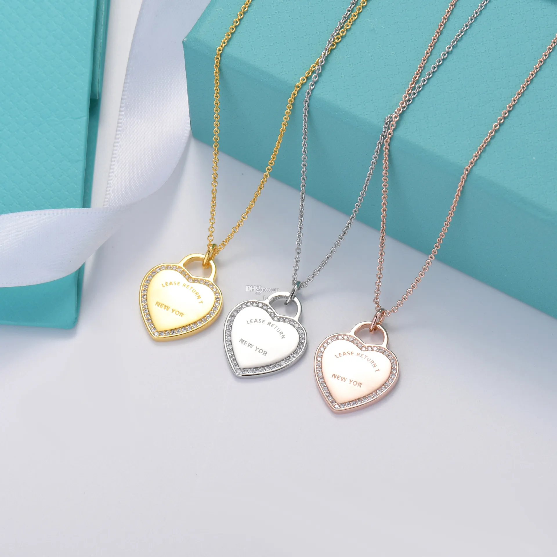 2024 Nouveaux colliers Love Email T Series Collier pour femmes en forme de coeur avec diamants Pendentif Collier Chaîne Mode Luxe Engagement Cadeau Designer Bijoux avec boîte