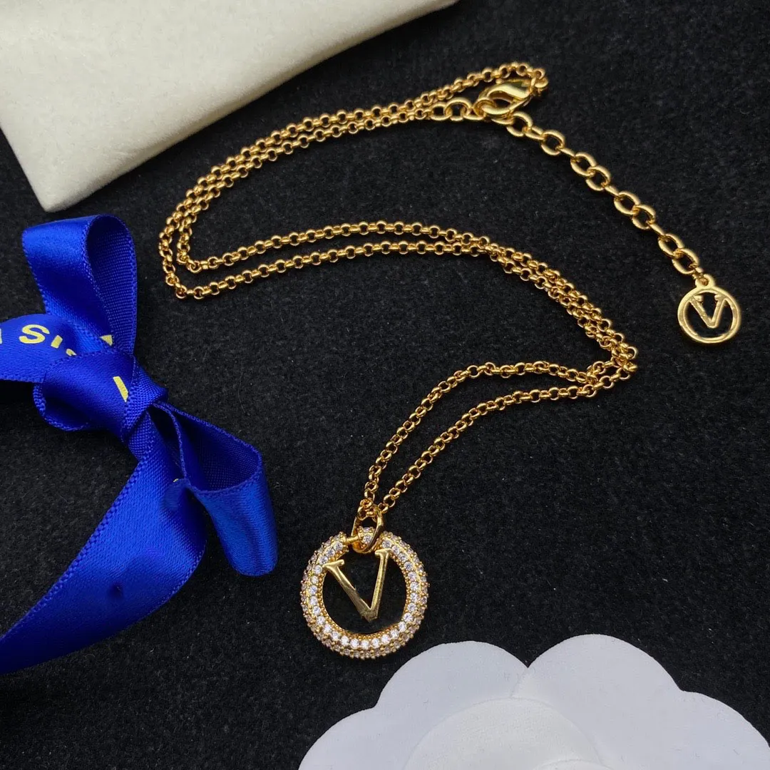 Collana di marca di lusso a pendente designer di gioielli di moda set uomo v lettera oro gold catena d'argento per donna alla moda tiktok ha collane gioielli