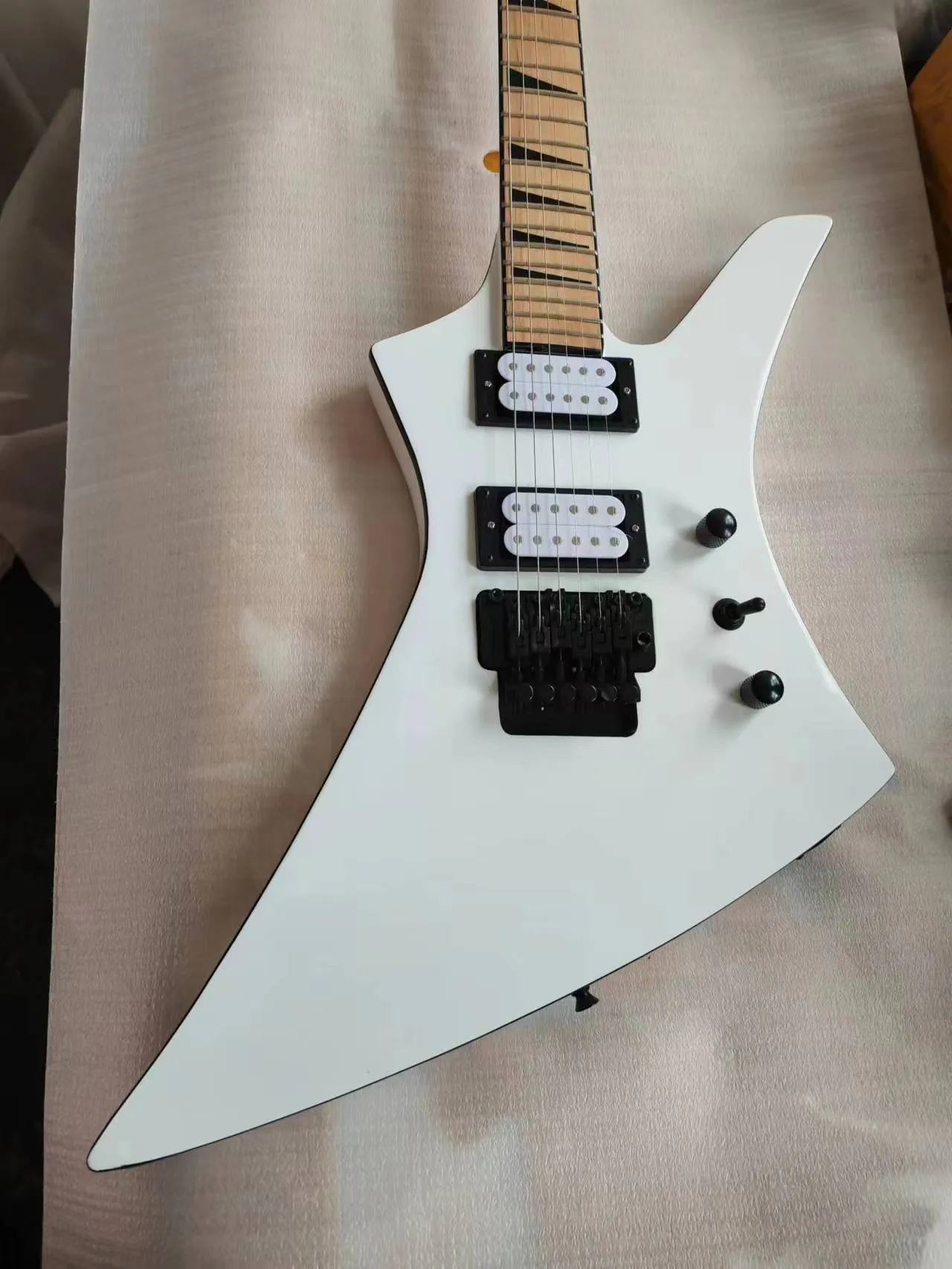 Custom Jack X Series Kellykex White Electric Guitar Blakc Body Body 24 Jumbo Frety Sharkfin Inkays Floyd Rose Tremolo Bridge