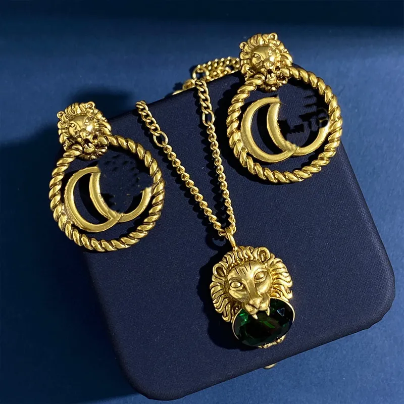 Gglies Necklace Luxury Design Gold Chain Classic Fashion Lion Headlace Hoop Hoop Earrings Retro Emerald Earring Couple Chains Necklace Sets Designer Jewelry CGS7 0