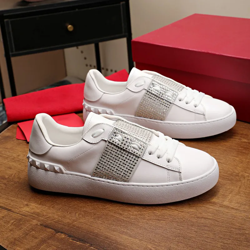 Tênis aberto com tachas tachas na faixa Sapatos femininos de couro branco com plataforma Spike Tênis grosso com bico fino com spikes Moda Casual