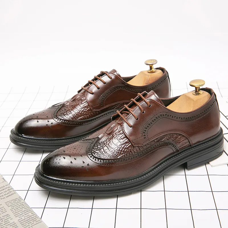 Mode Brogue hommes chaussures habillées chaussures en cuir fendu souple pour homme Crocodile mâle Oxfords élégant Sapato Social Masculino