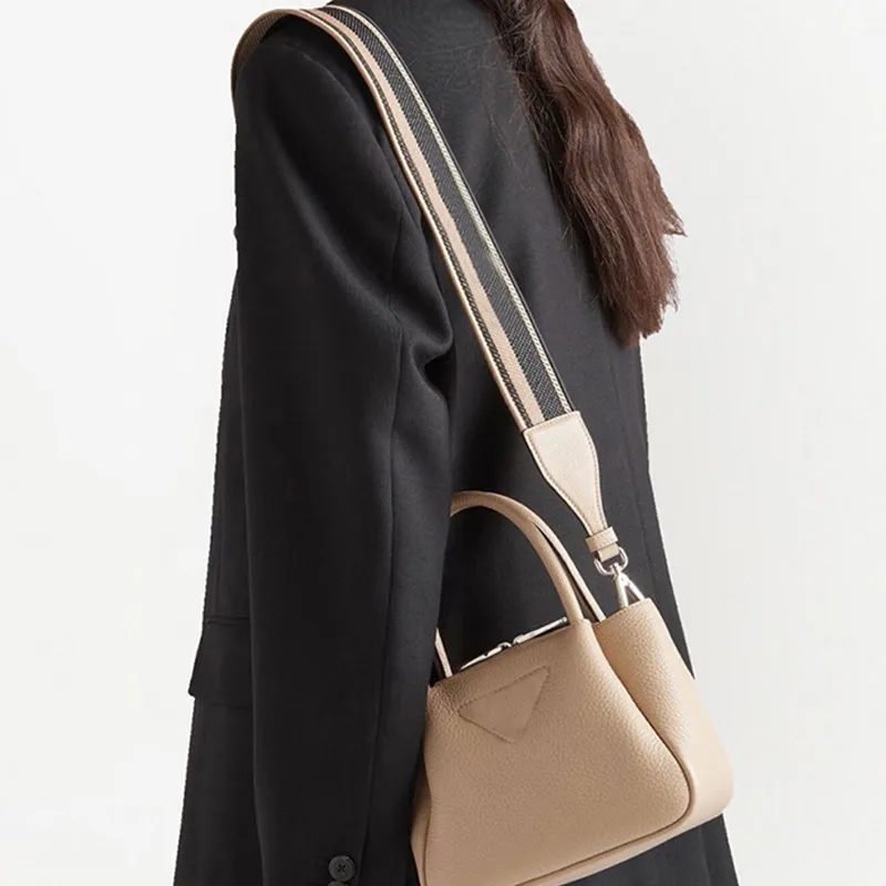Yüksek kaliteli tasarımcı kafa bandı inek derisi kaba lychee tahıl çift omuz kayışları metal yazı ile omuz çantası logo fermuar açıklığı ve kapanan çapraz gövde çantası