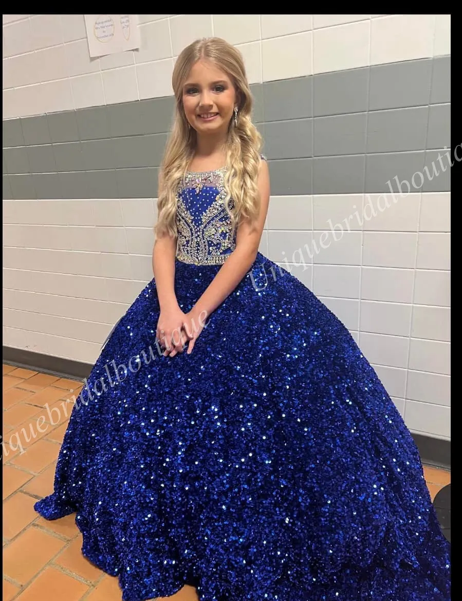 El Niño Pequeño Lindo En La Ropa Caliente Que Se Coloca Con La Taza De  Chocolate Caliente, Niño Precioso Que Disfruta De La Caída Ilustración del  Vector - Ilustración de caliente, hoja:, image size:899x1168