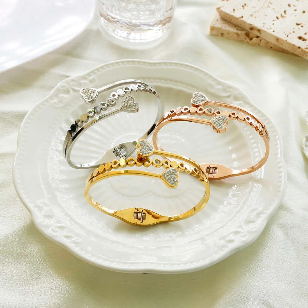 South Indian Jewellery now buy Online Heart-Shaped Gold Bracelet For Women