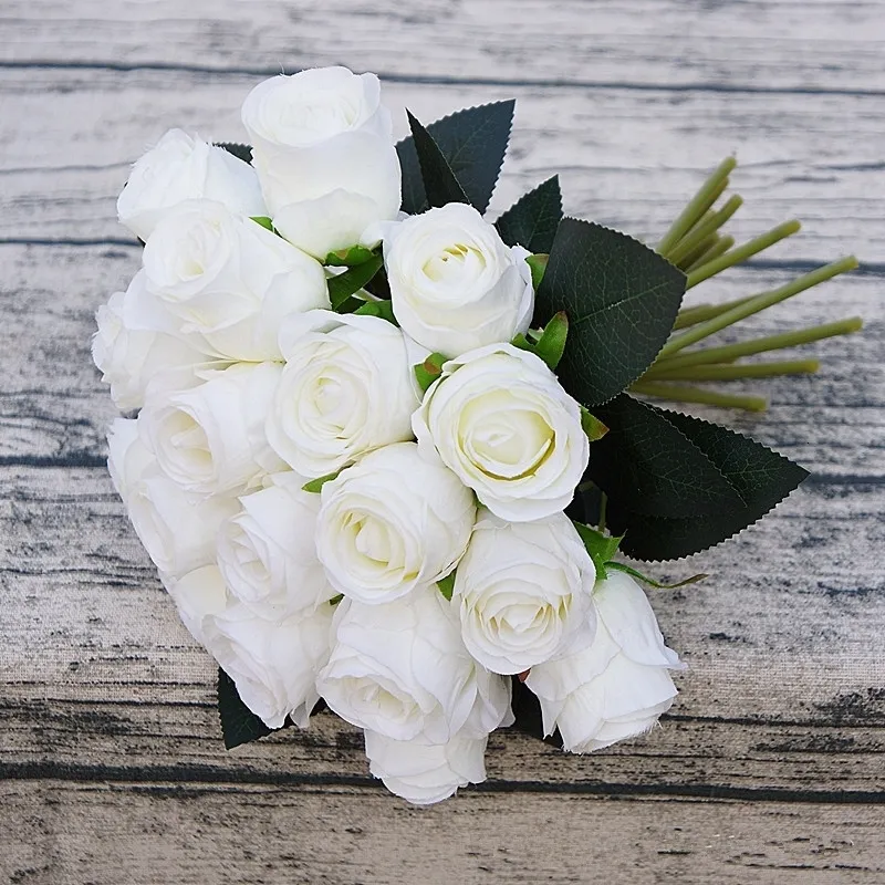 フェイクフローラルグリーン18ヘッドバンチローズハンドフラワーズ白い結婚式の装飾ルームテーブルのための人工絹の花ブライダルフローレス人工230713