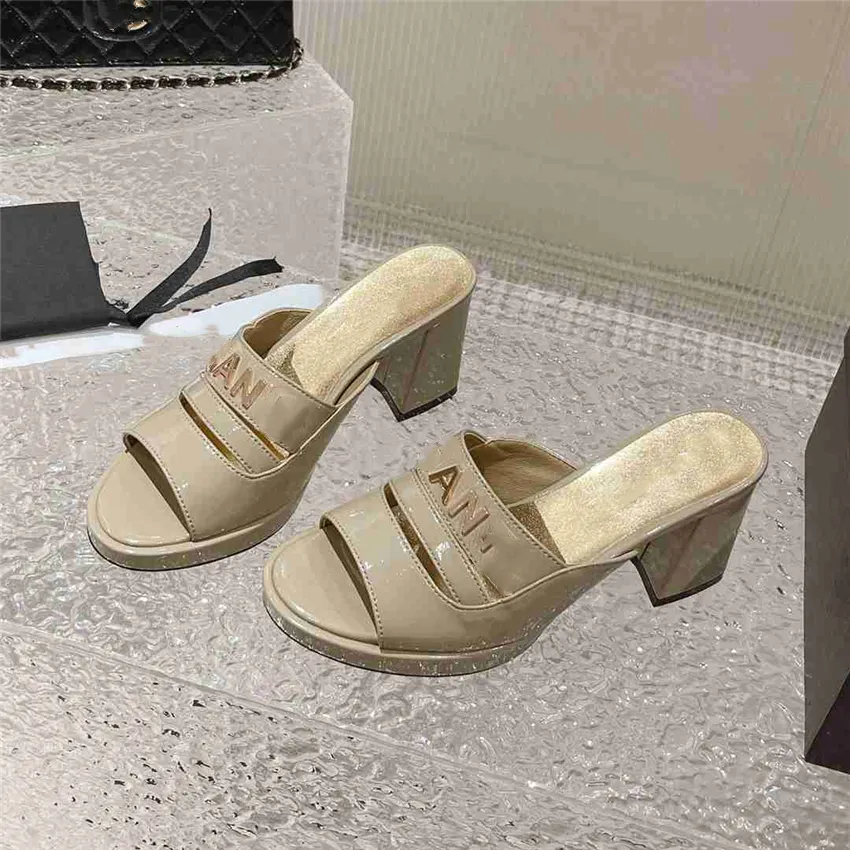 Sommer beliebte Frauen Sandalen Mode Luxusbrand Geschäftsreisebrief Frauen High Heels Herren -Flachschuhe