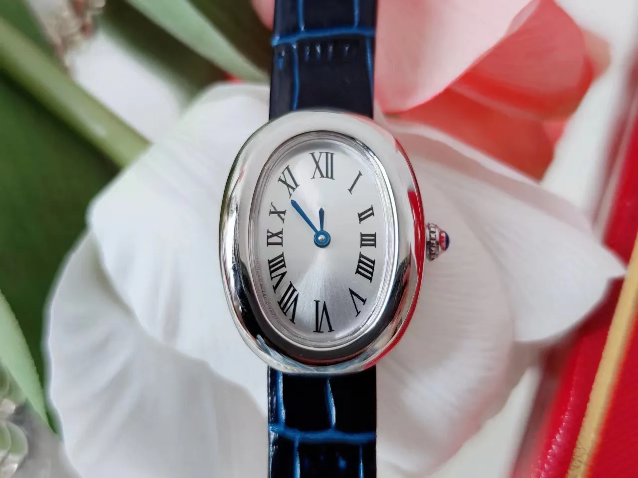 Novo relógio feminino tipo Bathtub Ponteiro de aço azul Roman Numbers Classic Baiglaire Wristwatch
