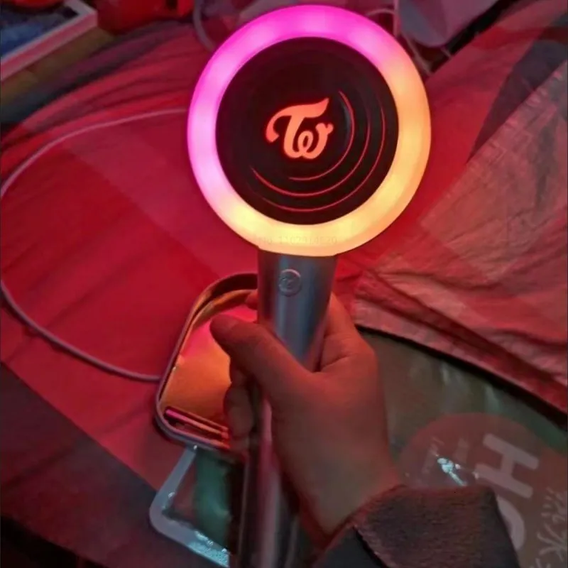 LED Light Sticks Twice Lightstick Toys Momo JiHyo Nayeon Sana prezenty Bluetooth Korean Team Candy Bong Stick Flashing Kpop 230713